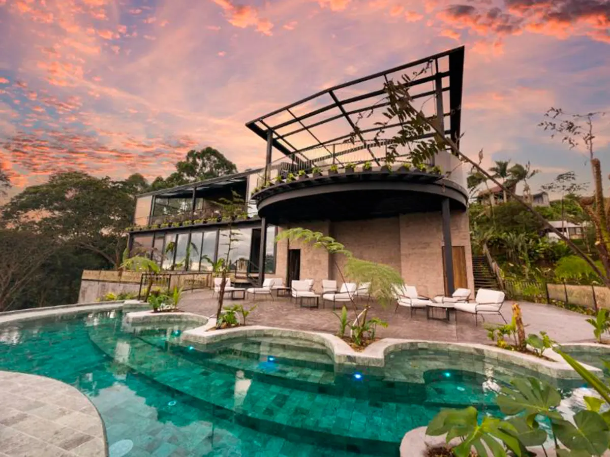 Casa de vidrio con piscina infinita