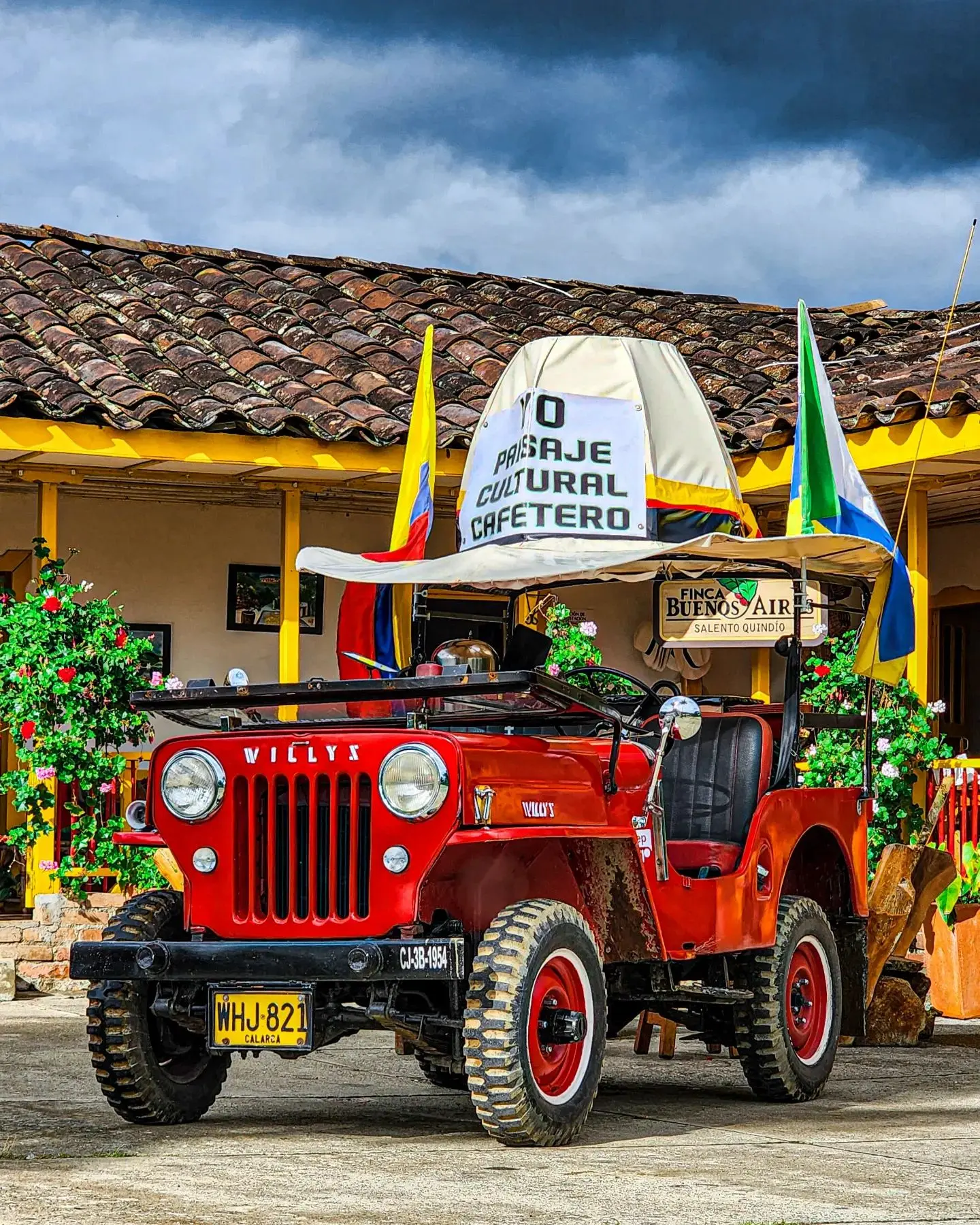 Jeep Willys en una finca del paisaje cultural cafetero